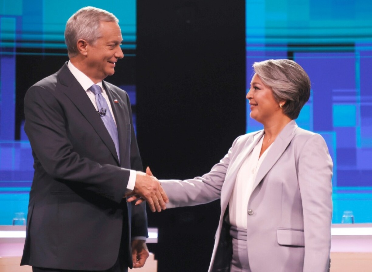 Les candidats au second de la présidentielle chilienne, Jose Antonio Kast et Jeannette Jara, avant un débat télévisé le 9 décembre 2025