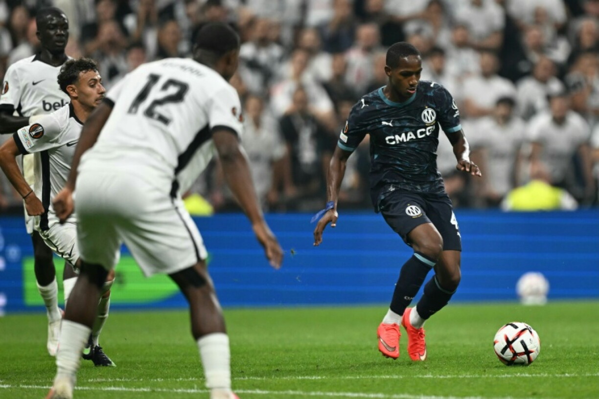 Le jeune attaquant marseillais Keyliane Abdallah (D) auteur du but de l'OM lors de la lourde défaite 4-1 subie face à Besiktas, le 17 septembre 2026 à Istanbul lors de la première journée de Ligue Europa