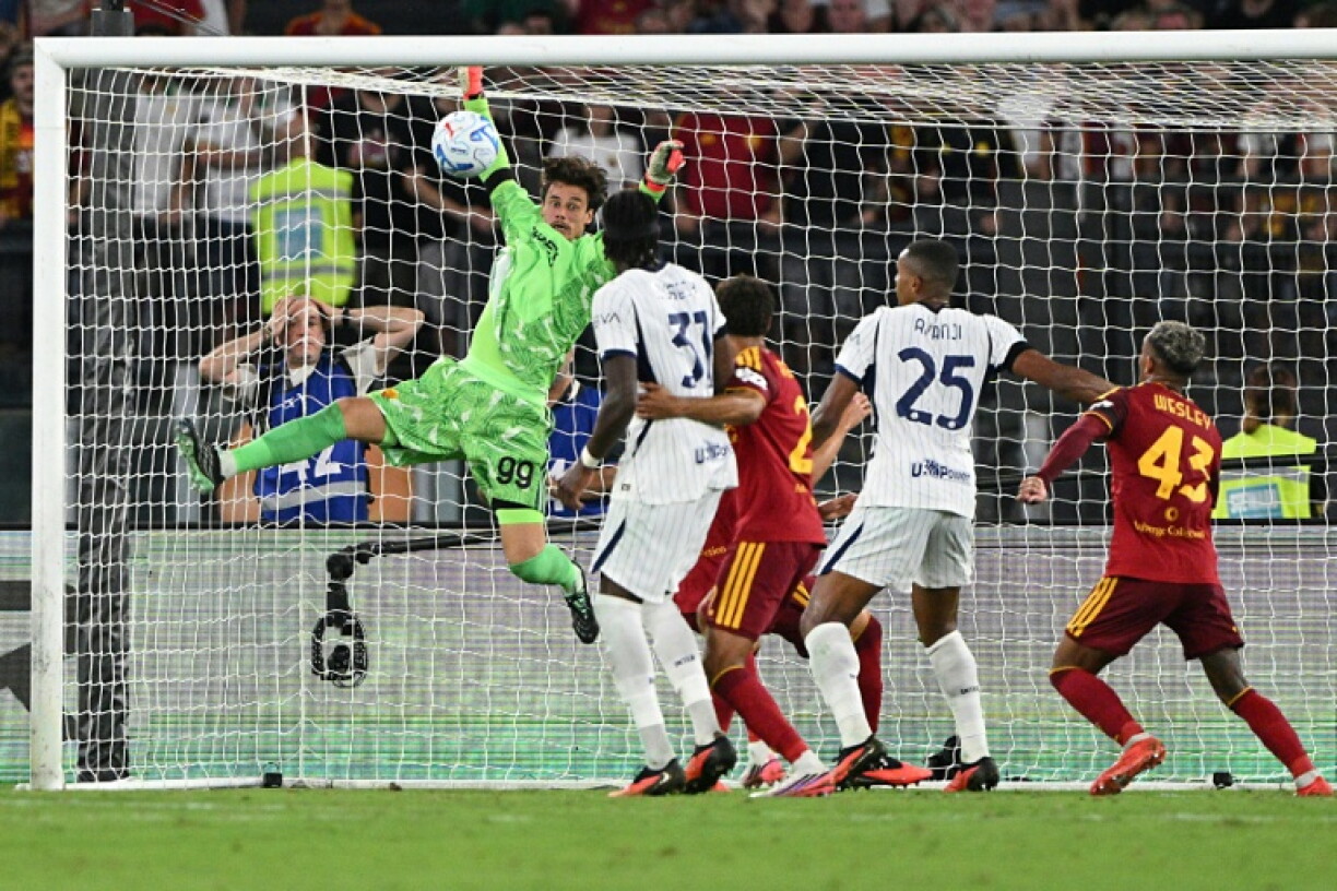 Le gardien de la Roma Mile Svilar réussit un arrêt spectaculaire lors du match contre l'Inter Milan, le 19 septembre 2026 à Rome
