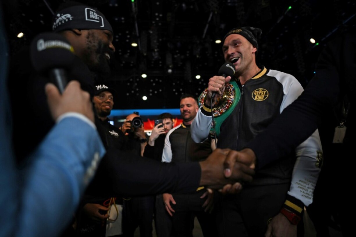 Face à face plutôt amical entre le champion des lourds WBC Tyson Fury et Derek Chisora, le 29 novembre 202 à Londres