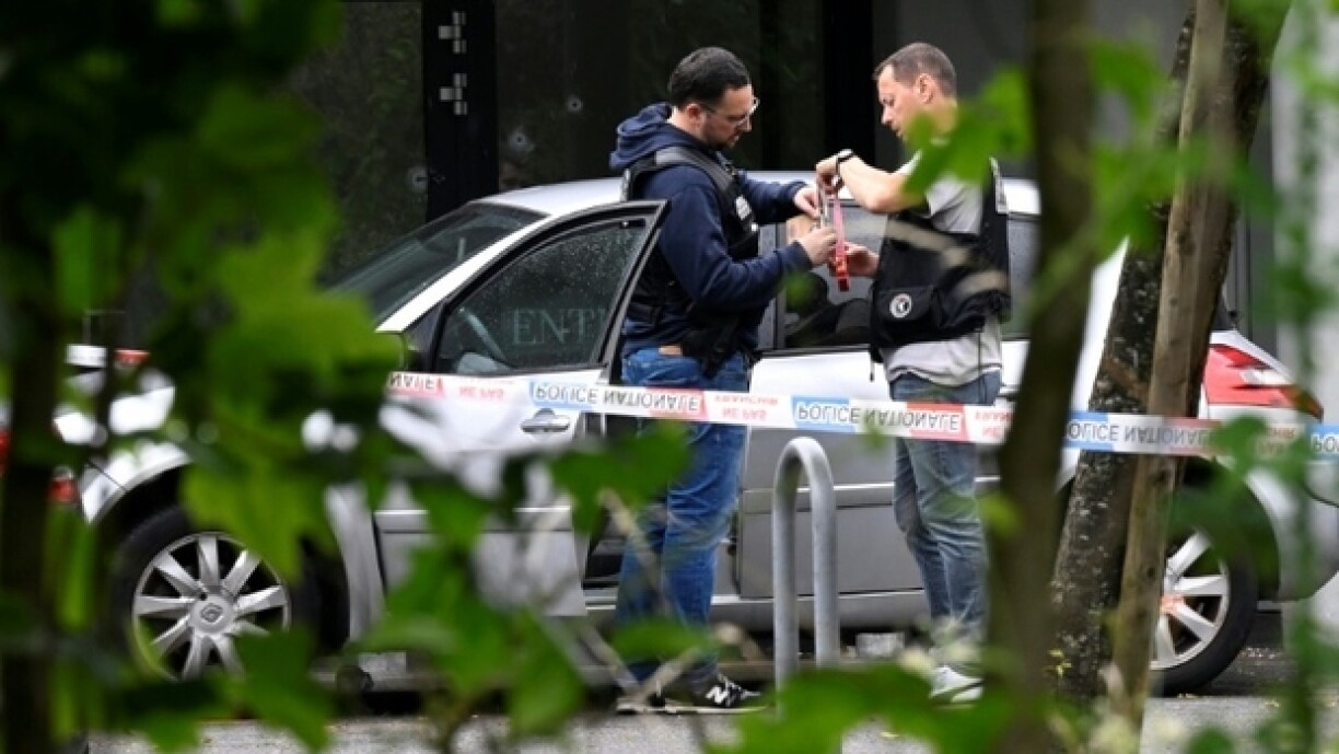 Des policiers sur le site de la fusillade intervenue la nuit précédente lors d'un mariage à Thionville en Moselle le 30 juin 2024