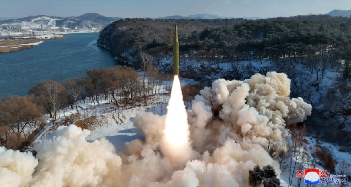 Photo diffusée le 15 janvier 2024 par KCNA d'un test de missile balistique effectué dans un lieu non précisé en Corée du Nord