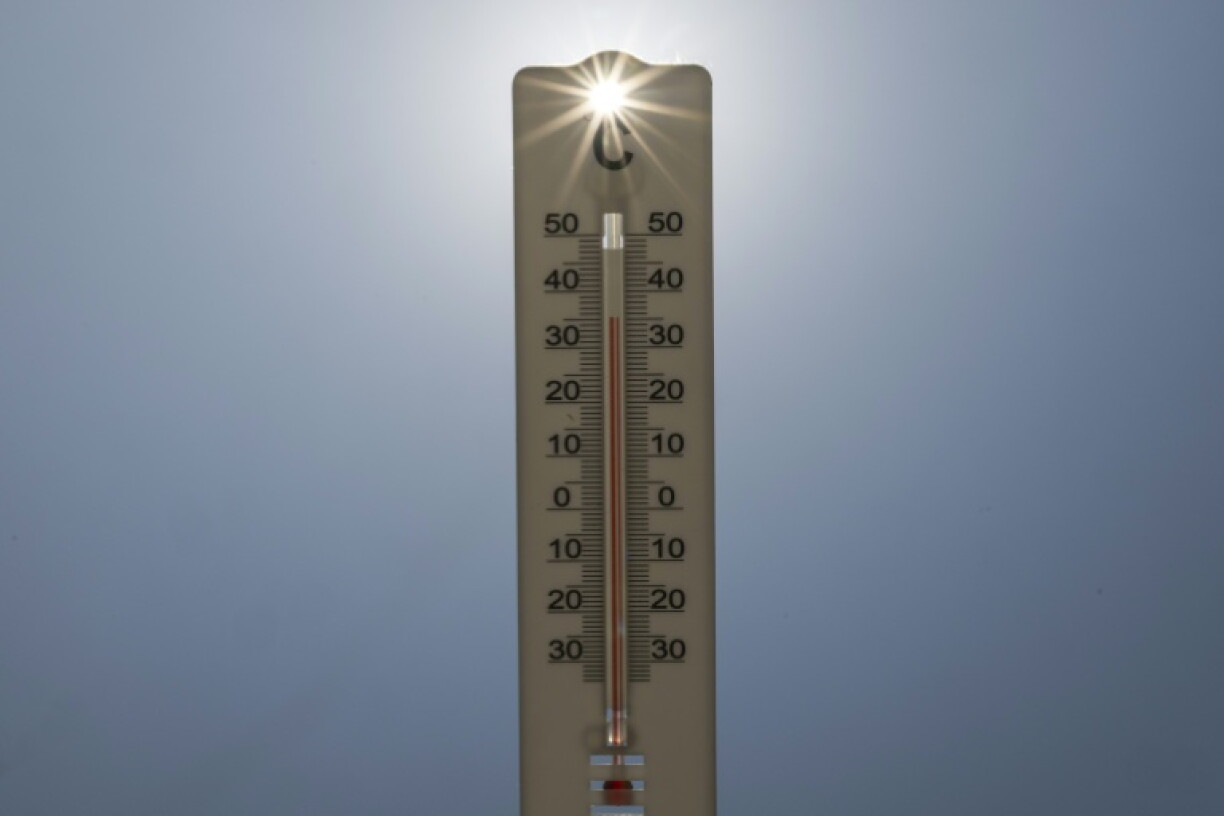 Météo-France maintient jusqu'à mardi matin six départements en vigilance orange canicule, selon son dernier bulletin, qui annonce notamment des températures pouvant atteindre 39°C lundi dans le sud-est du pays