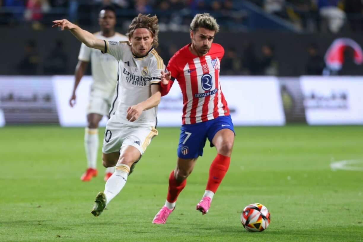 L'attaquant français de l'Atlético Madrid Antoine Griezmann (d) à la lutte avec le milieu du Real Luka Modric, le 10 janvier 2024 à Ryad