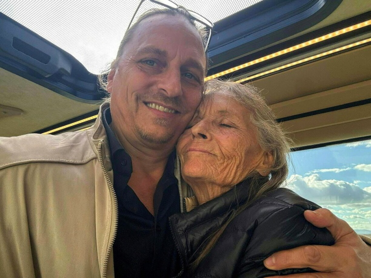 Christoph Gretzmacher released a photograph of him with his mother Eva Gretzmacher on her return to Vienna after her release