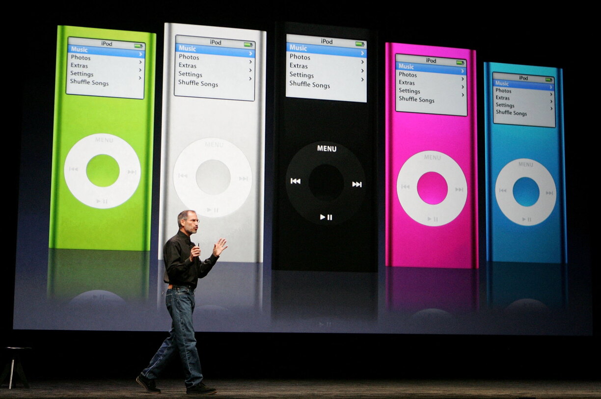 De Steve Jobs 2006 bei der Presentatioun vum iPod Nano.