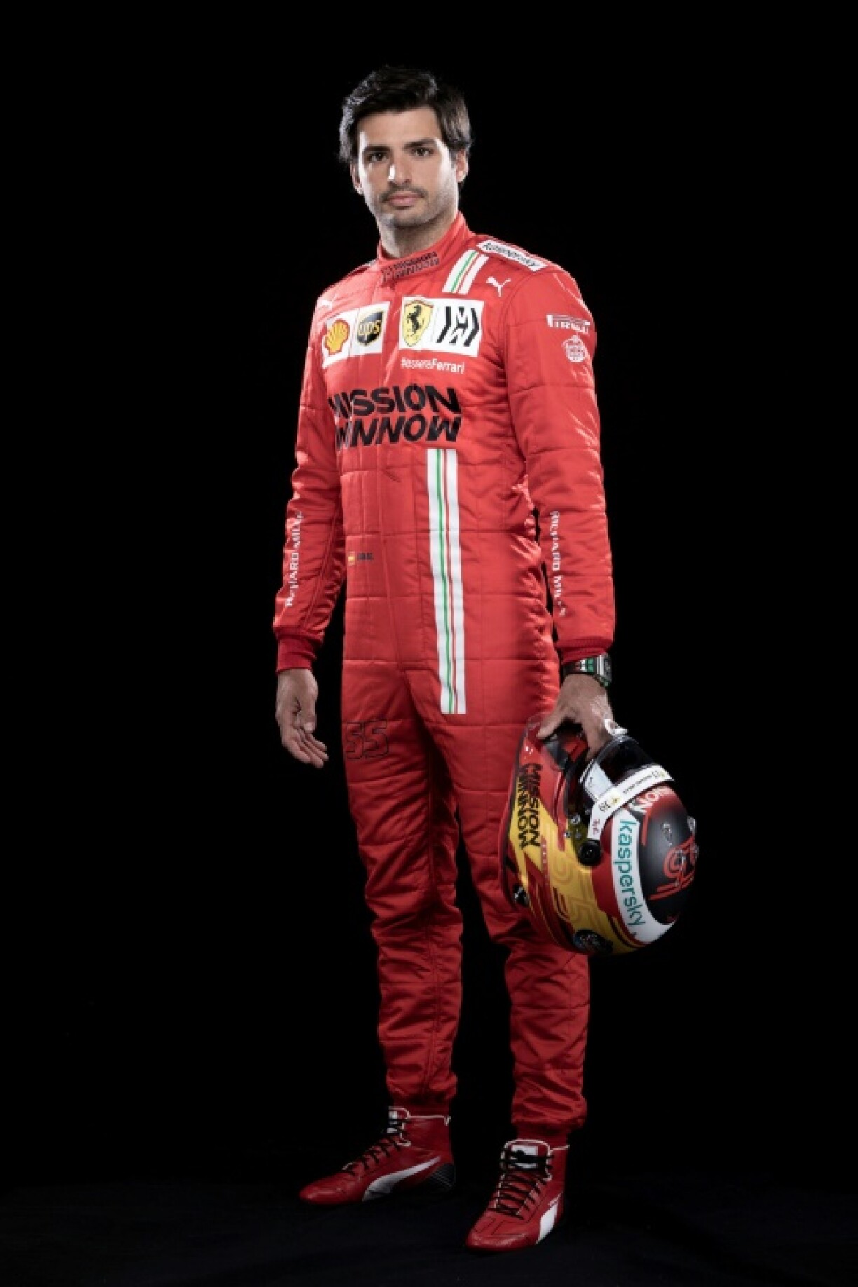 L'Espagnol Carlos Sainz Jr pose lors d'une session photo en Italie, le 26 février 2021