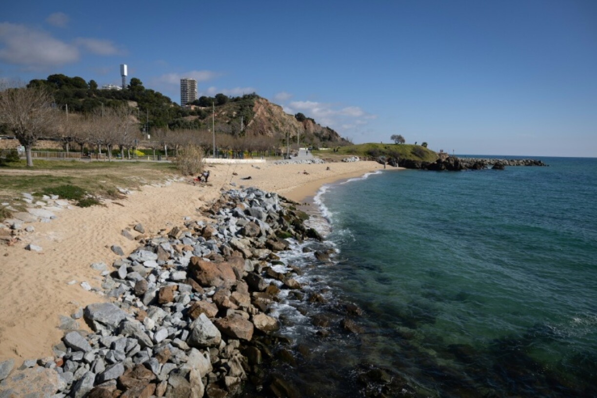 Une portion de sable et de rochers sur la plage de Montgat, au nord de Barcelone, le 26 février 2026