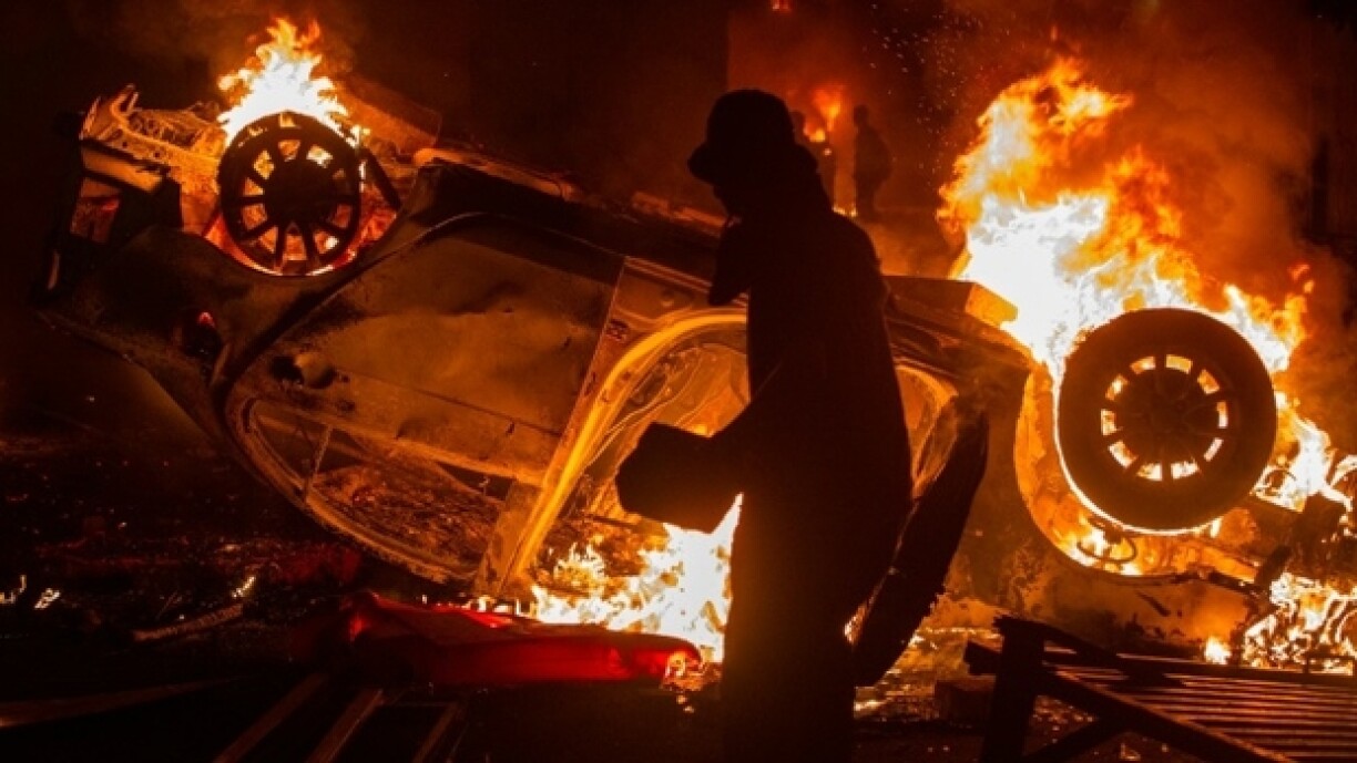 Une voiture est incendiée lors d'une manifestation à Yogyakarta, le 29 août 2025 en Indonésie, après la mort d'un chauffeur de taxi-moto, écrasé par un véhicule des forces de l'ordre