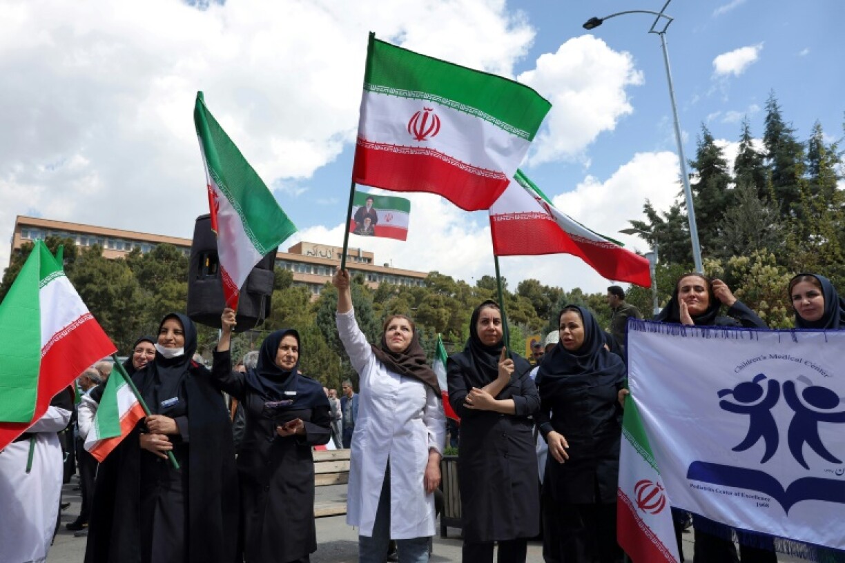 Du personnel de santé se rassemblent pour condamner les attaques contre des établissements de santé menées par les Etats-Unis et Israël devant l'hôpital Imam Khomeini à Téhéran le 6 avril 2026