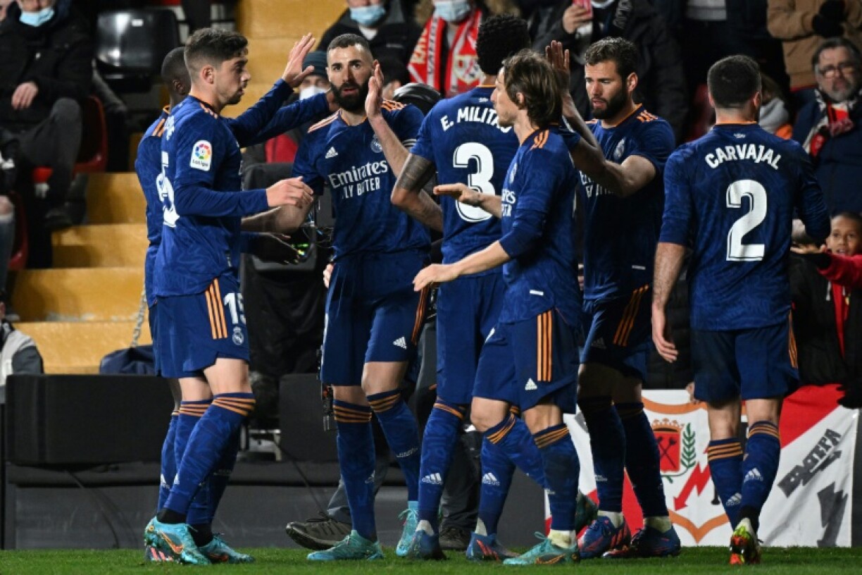 L'attaquant du Real Madrid, le Français Karim Benzema (2e g), félicité par ses coéquipiers, après avoir marqué l'unique but de la victoire face au Rayo Vallecano, lors de la 26e journée de LaLiga, le 26 février 2022 au Stade de Vallecas à Madrid