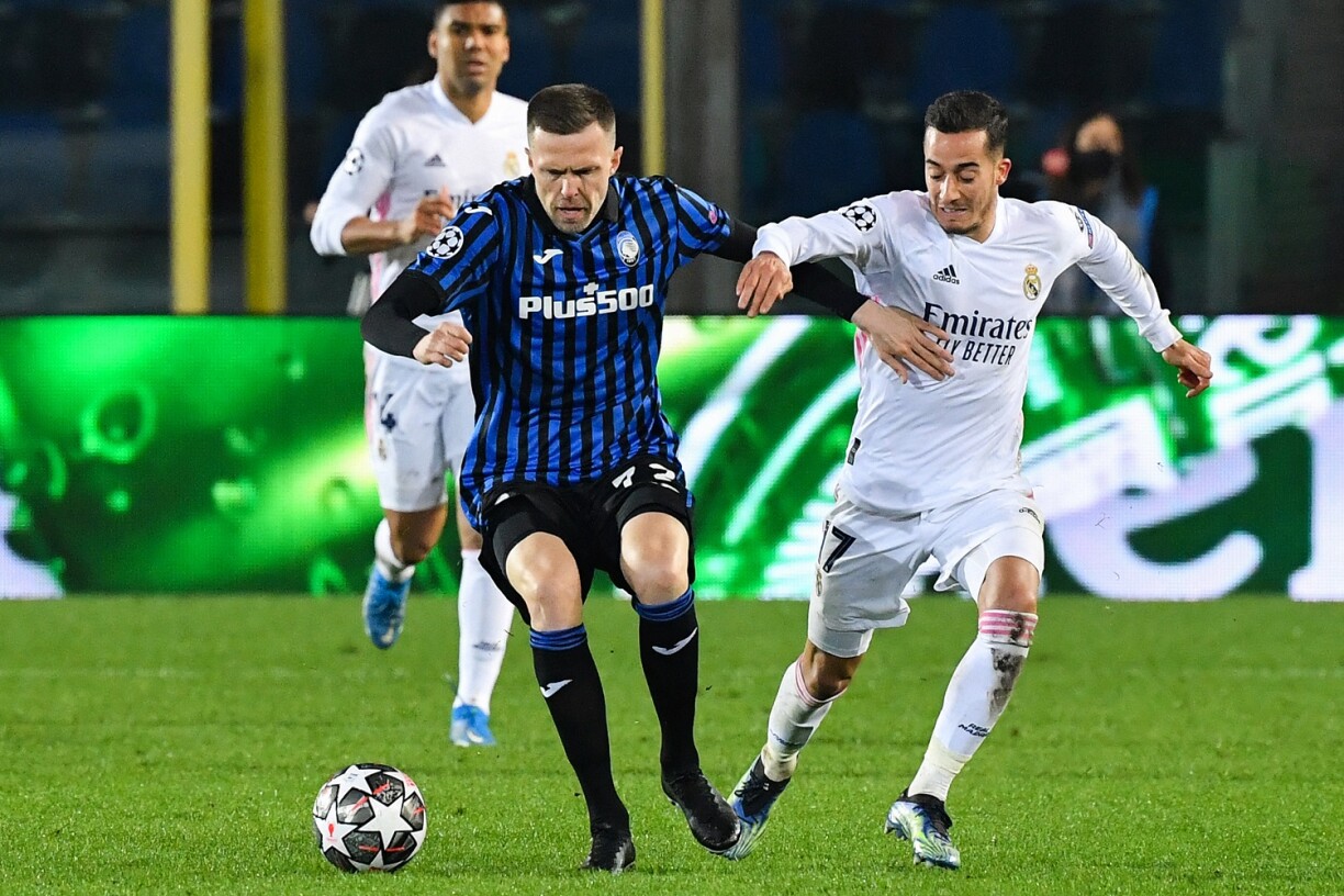 Le milieu de terrain slovène de l'Atalanta Josip Ilicic (gauche) et l'attaquant espagnol du Real Madrid Lucas Vazquez.