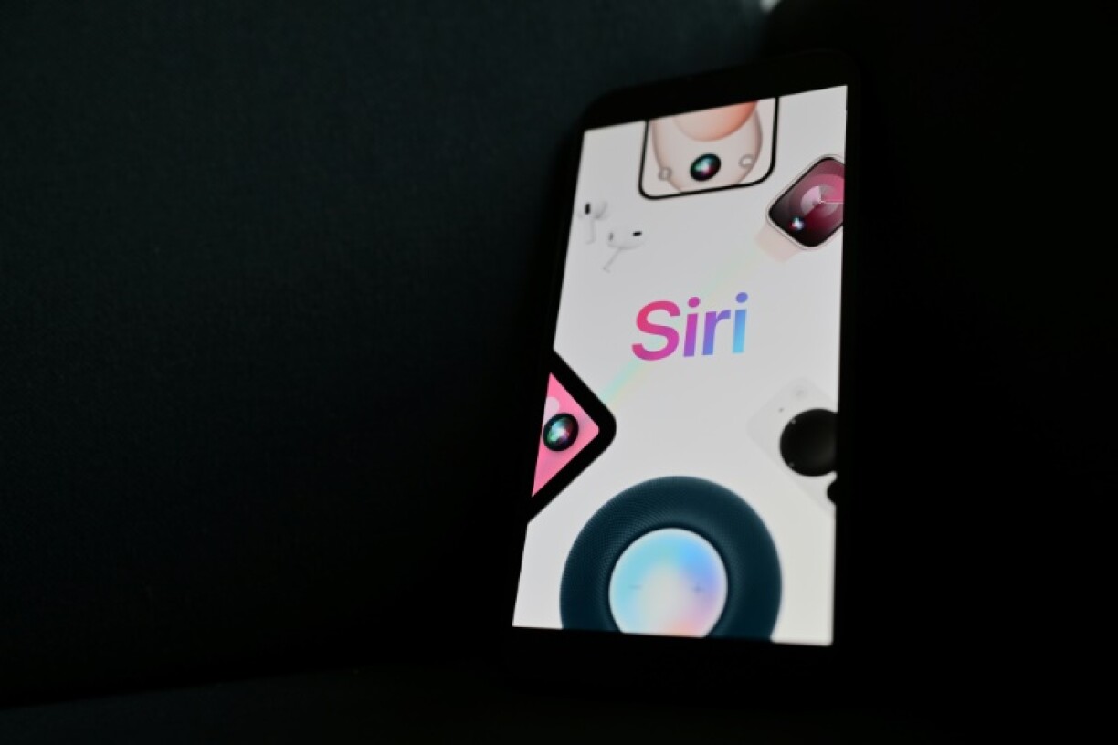 Illustration de l'assistant vocal d'Apple, Siri, sur un smartphone le 14 février 2025