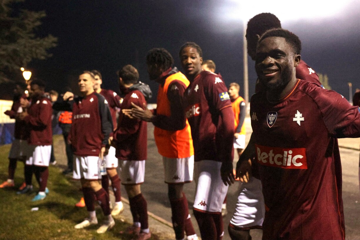 Le défenseur ivoirien de Metz, Koffi Kouao (à droite), célèbre avec ses coéquipiers la victoire après la victoire contre l'AS Biesheim, au stade municipal de Biesheim.