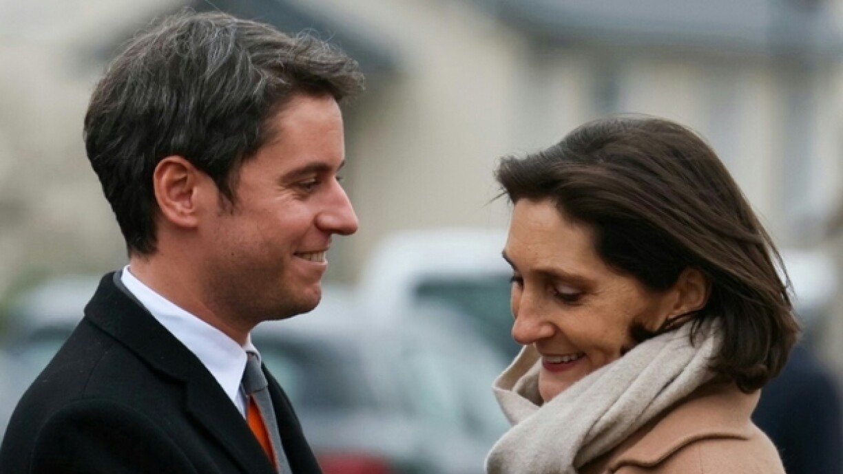 Le Premier ministre Gabriel Attal avec la ministre de l'Éducation, des Sports et des Jeux Olympiques, Amélie Oudéa-Castera, à Andrésy, dans les Yvelines, le 12 janvier 2024