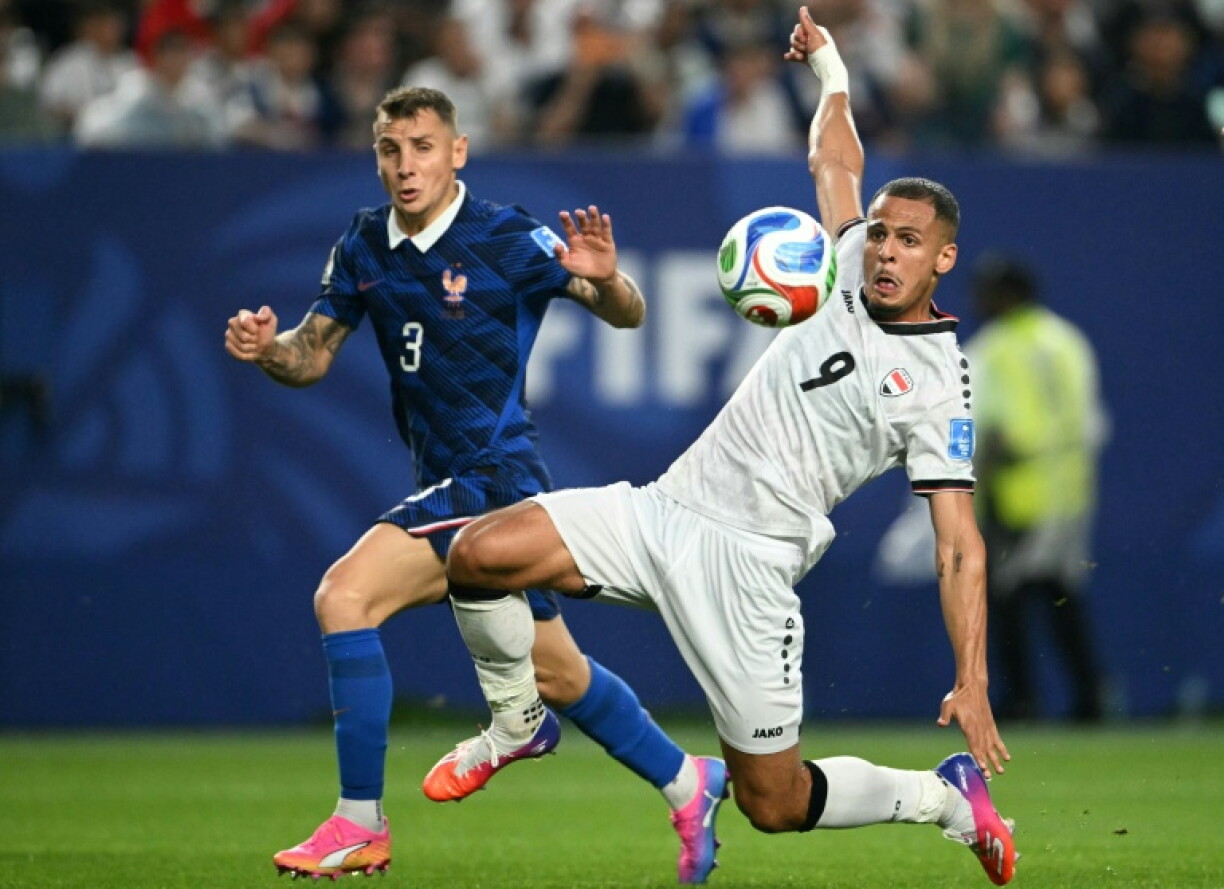 Le défenseur Lucas Digne (N.3) tente de stopper l'attaquant irakien Ali Al-Hamadi lors du match de Coupe du monde remporté par les Bleus sans encaisser de but, le 22 juin 2026 à Philadelphie