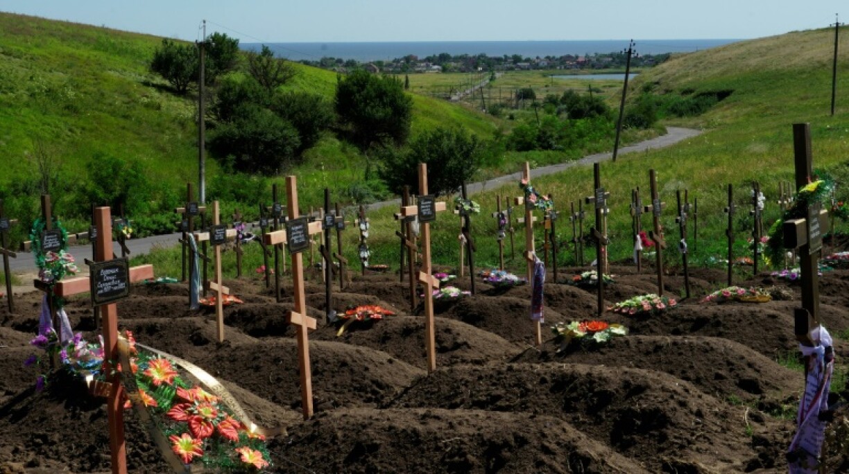 Des tombes récentes en grand nombre au cimetière de Vinogradnoe, dans la région de Donetsk, est de l'Ukraine, le 15 juillet 2022