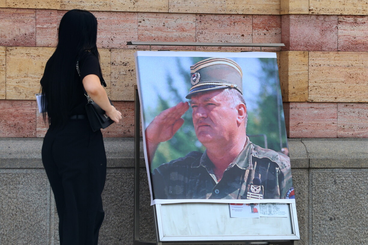 Virun der orthodoxer Kathedral zu Banja Luka a Bosnien hänkt e Poster vum Verstuerwenen