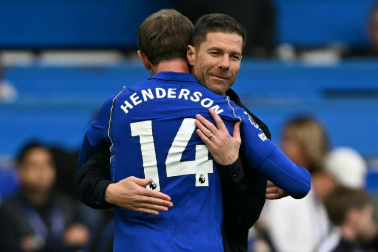 Chelseam manager Xabi Alonso hugs Jordan Henderson after the win over Bournemouth