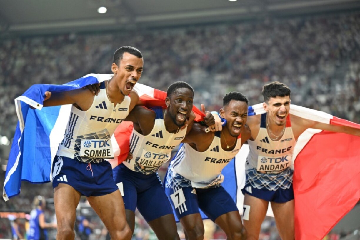 L'équipe de France de relais 4x400 m masculin (de gauche à droite) David Sombé, Ludvy Vaillant, Gilles Biron, and Téo Andant célèbre avec le drapeau français la médaille d'argent décrochée lors des Championnats du monde d'athlétisme à Budapest le 27 août 2023