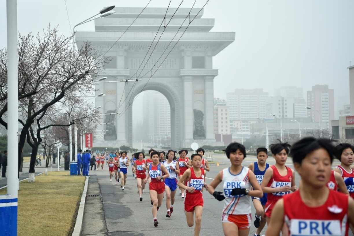 Des athlètes participent au marathon international de Pyongyang le 6 avril 2025