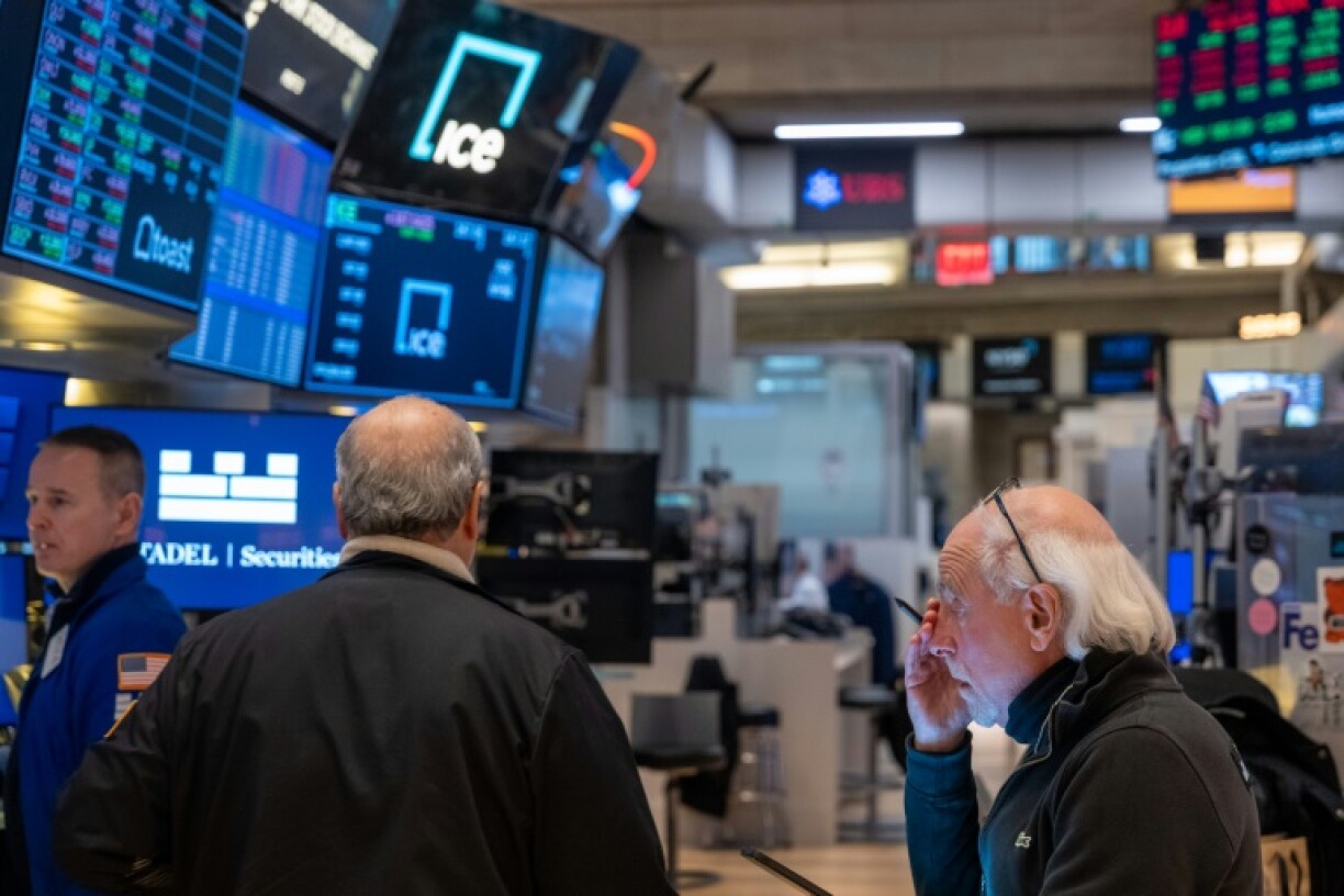 US stocks finished the week on a sour note following lackluster economic data