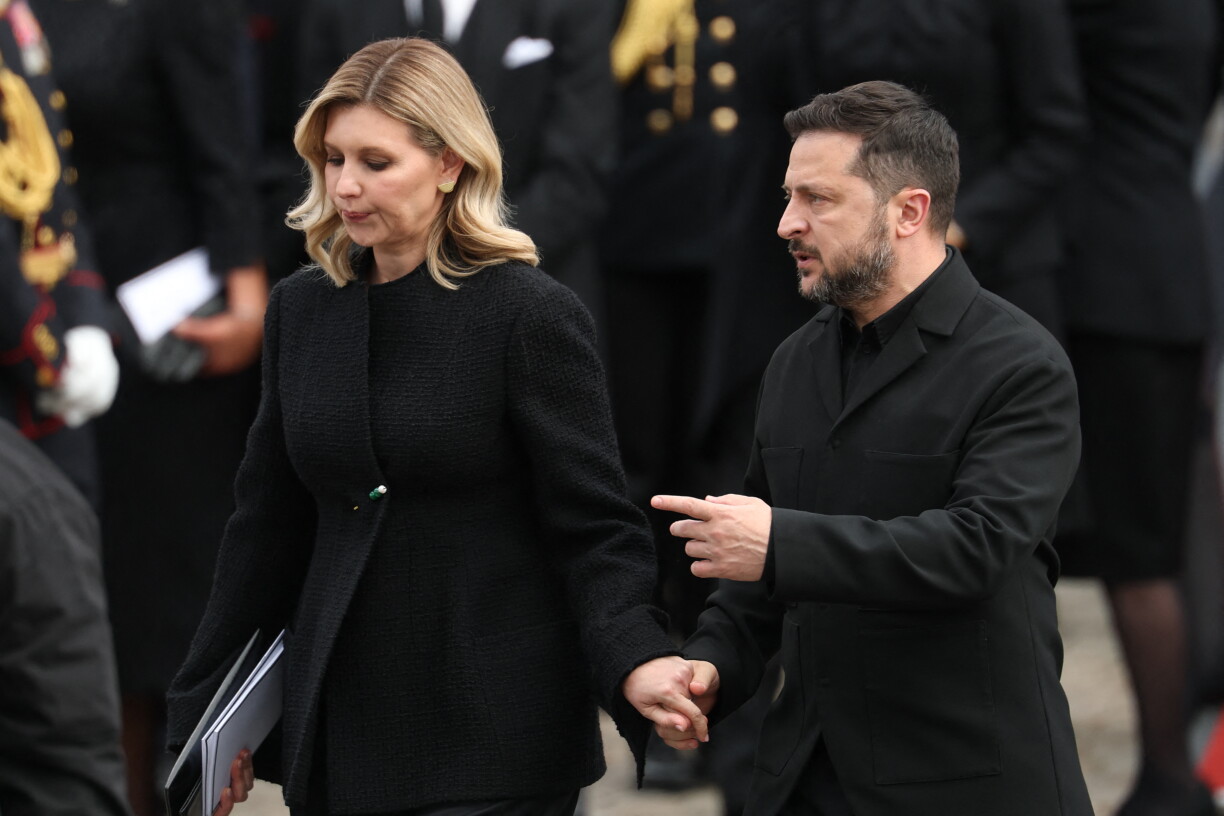 Le président ukrainien Volodymyr Zelensky et la Première dame Olena Zelenska marchent derrière le cercueil du défunt roi Harald V de Norvège alors qu'il est transporté de la cathédrale d'Oslo au château d'Akershus, à Oslo (Norvège), le 9 septembre 2026.