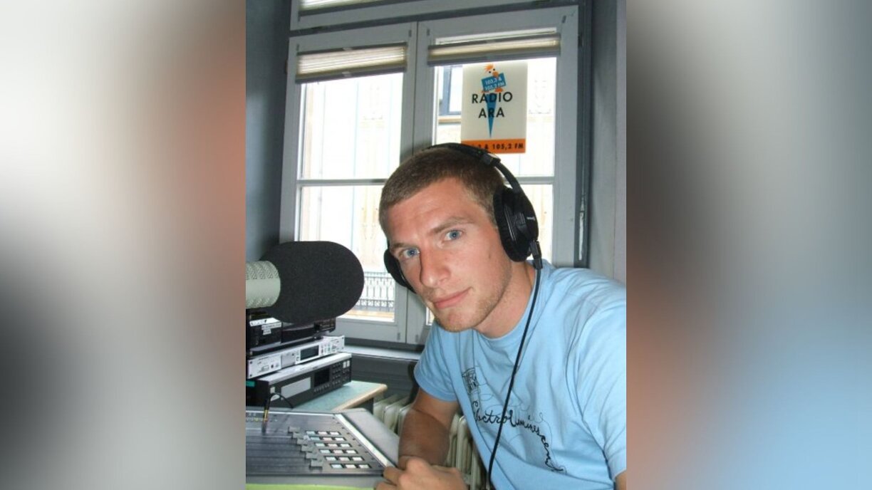 Och beim Radio Ara huet hien a seng éischt Mikroe geschwat