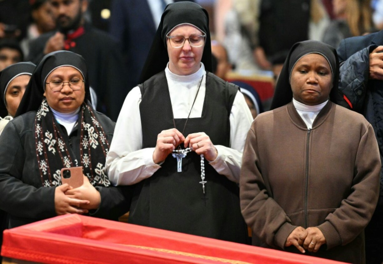 Des fidèles rendent hommage au Pape François alors qu'il repose dans la basilique Saint-Pierre au Vatican, le 24 avril 2025