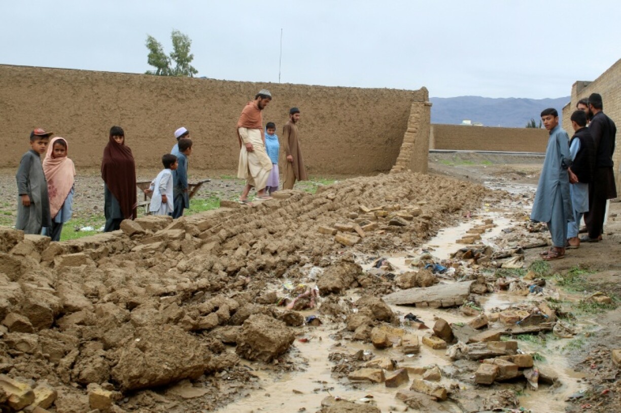 In Afghanistan und Pakistan sind in den vergangenen zwei Wochen mehr als 180 Menschen infolge heftiger Unwetter ums Leben gekommen. Mindestens 188 Menschen starben bei Überschwemmungen und heftigen Regenfällen, wie die Katastrophenschutzbehörden beider Länder mitteilten.