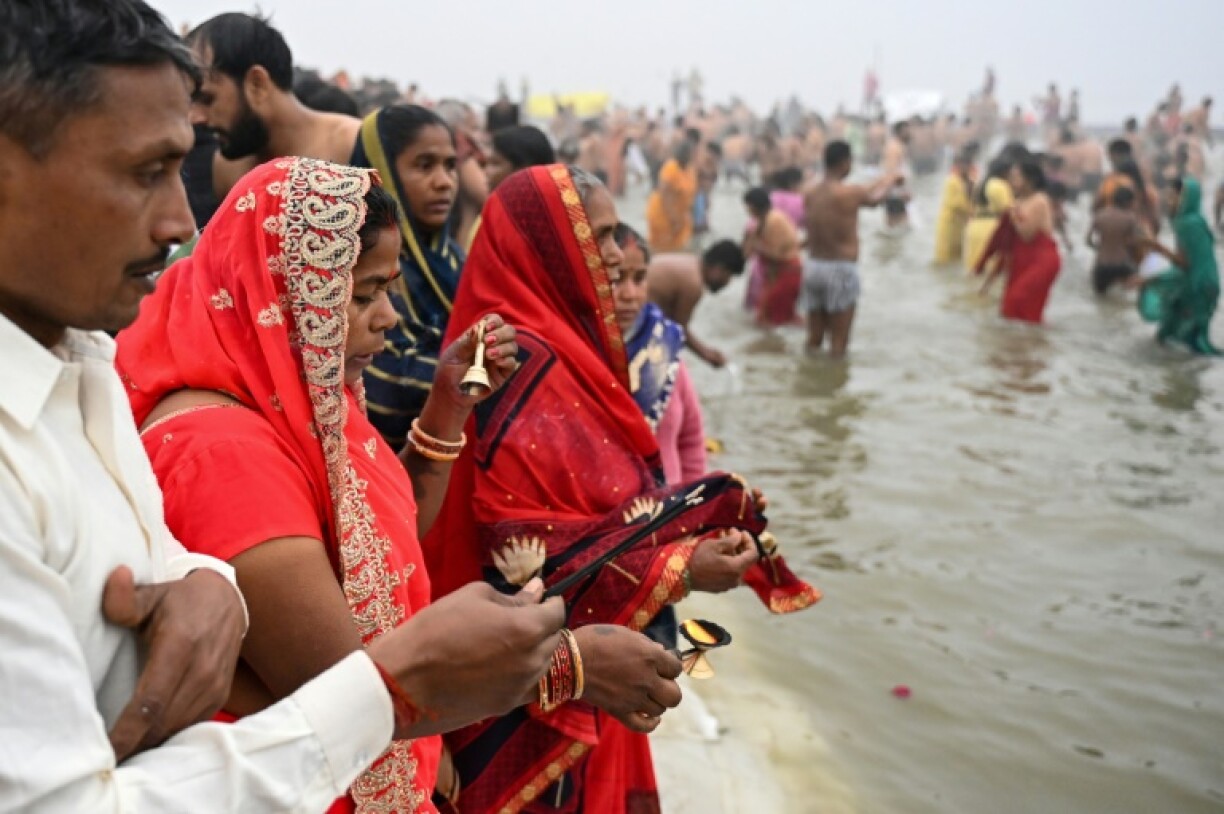 Des pèlerins hindous se baignent dans les eaux froides du confluent des fleuves sacrés du Gange, de la Yamuna et de la Sarasvati à Prayagraj en Inde, le 13 janvier 2025