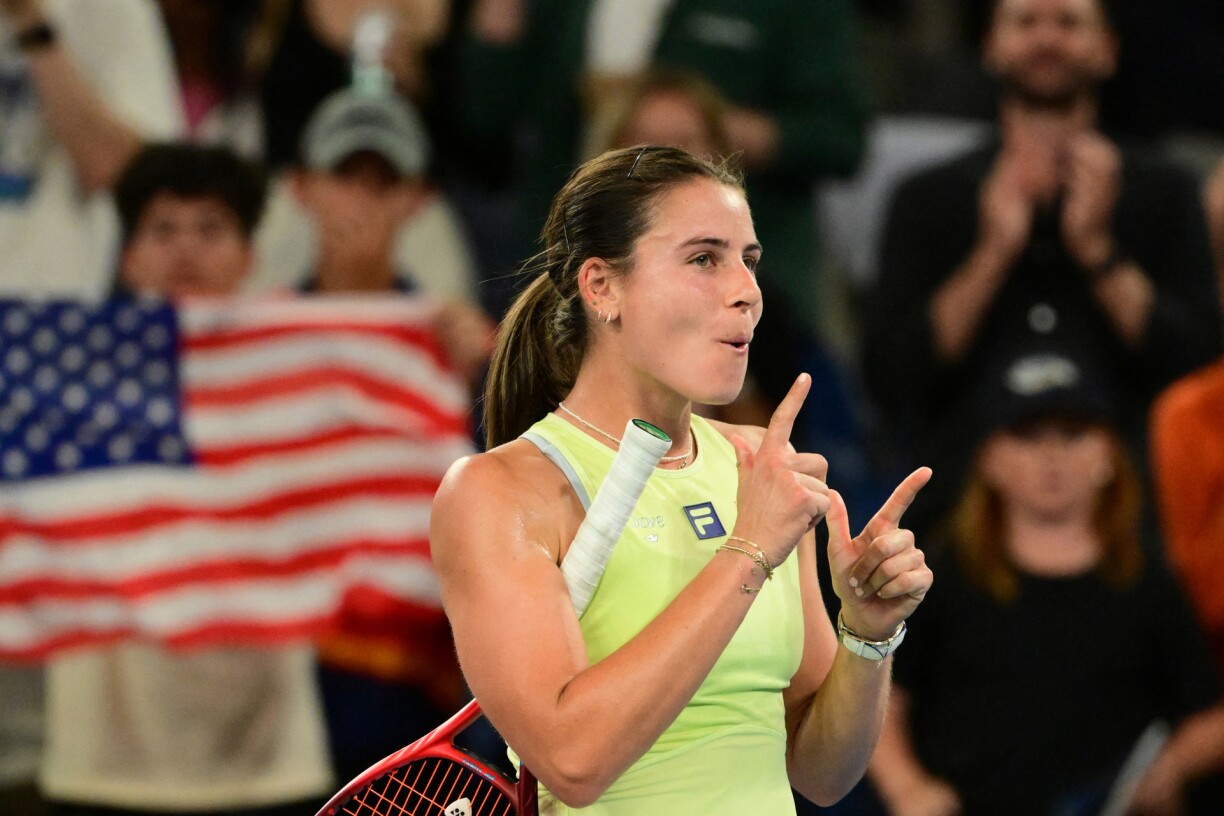 TOPSHOT - USA's Emma Navarro celebrates after her victory against Russia's Daria Kasatkina during their women's singles match on day nine of the Australian Open tennis tournament in Melbourne on January 20, 2025.