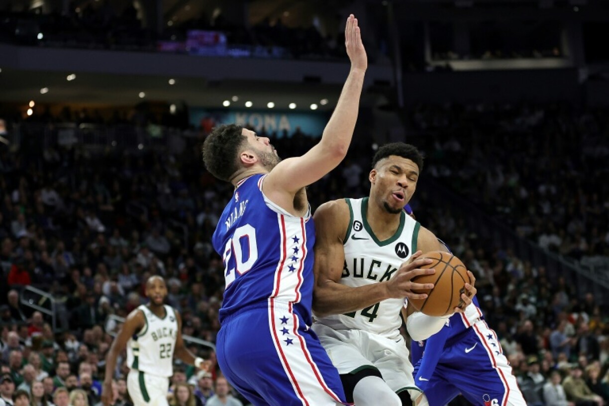 Giannis Antetokounmpo (G), la vedette grecque des Milwaukee Bucks, lors d'un match de NBA à domicile contre les Philadelphia Sixers, le 2 avril 2023