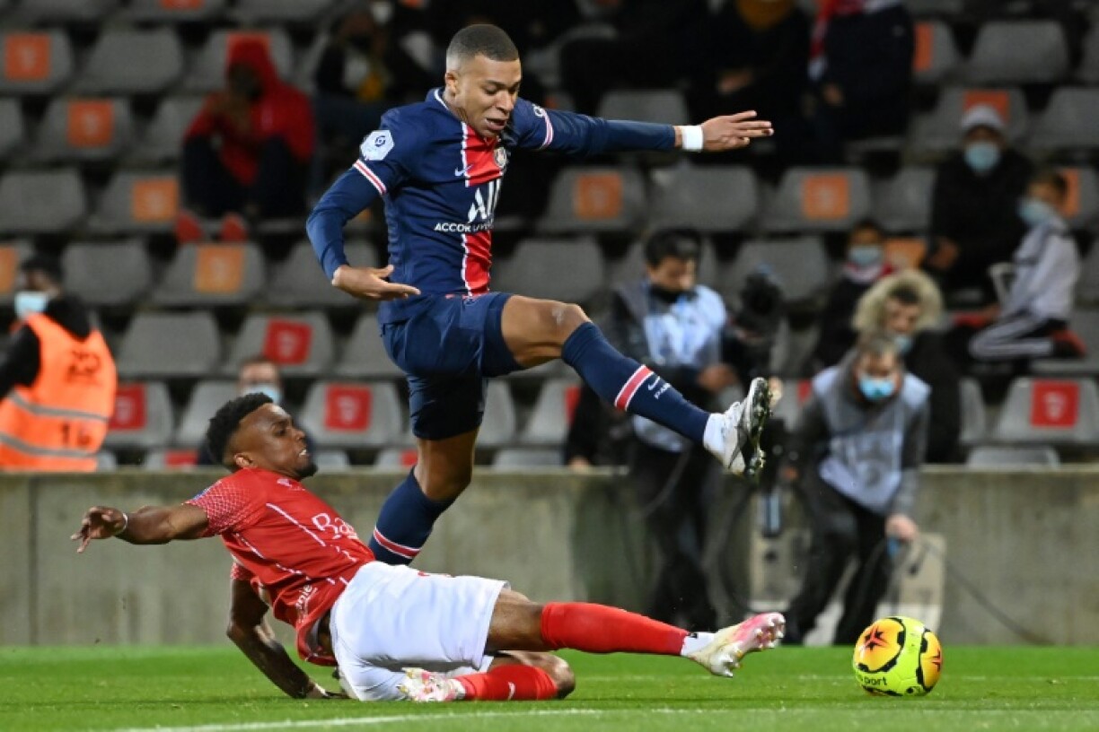 L'attaquant du Paris-SG, Kylian Mbappé (d), lors du match de Ligue 1 à Nîmes, le 16 octobre 2020