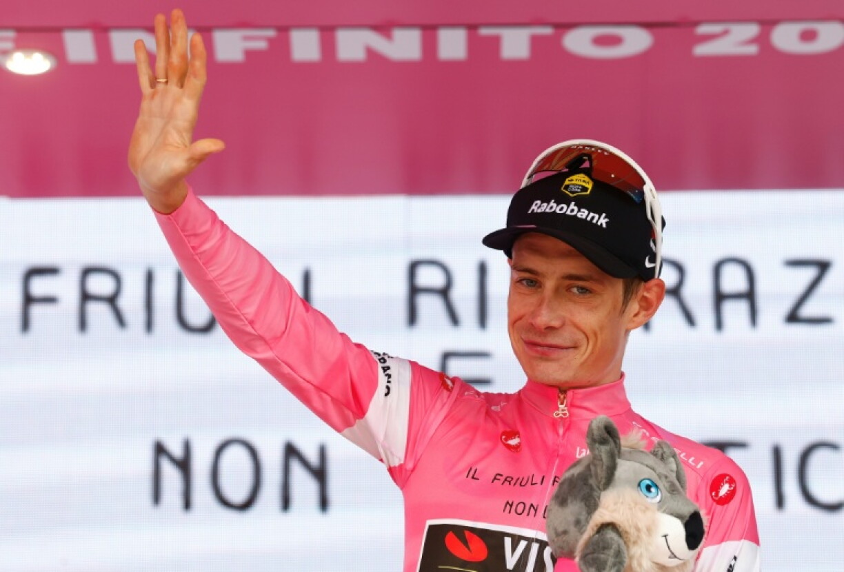 Jonas Vingegaard célèbre son maillot rose à la veille de l'arrivée du Tour d'Italie, le 30 mai 2026 à Piancavallo