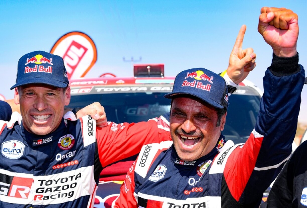 La joie du Qatarien Nasser al-Attiyah (d), et de son copilote, le Français Mathieu Baumel, après avoir remporté, au volant de leur Toyota, le Rallye Dakar-2022, le 14 janvier 2022 après la dernière étape entre Bisha et Jeddah (Arabie Saoudite)