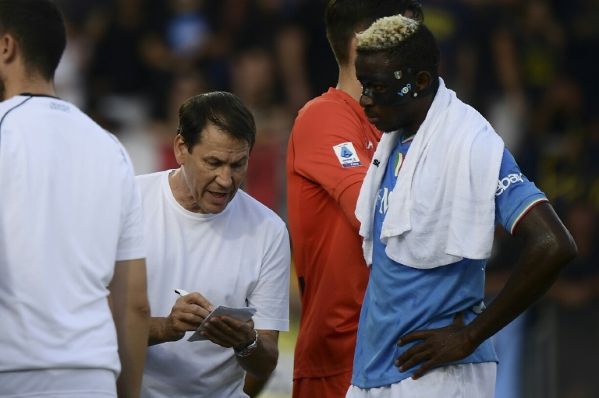 Rudi Garcia donne des consignes à Victor Osimhen à la mi-temps du match de Championnat d'Italie entre Frosinone et Naples le 19 août 2023 à Frosinone