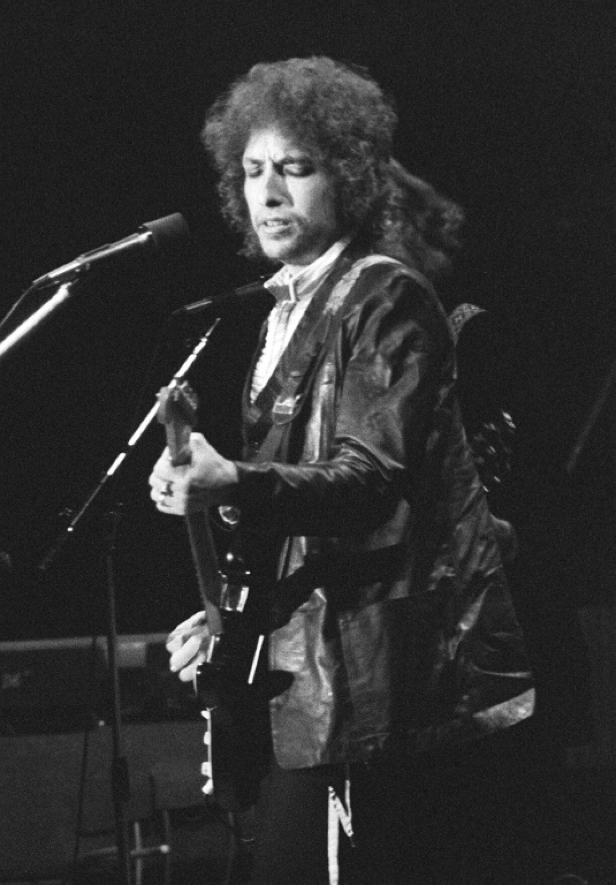 Bob Dylan shocked folk purists by performing with an electric guitar in Newport in 1965