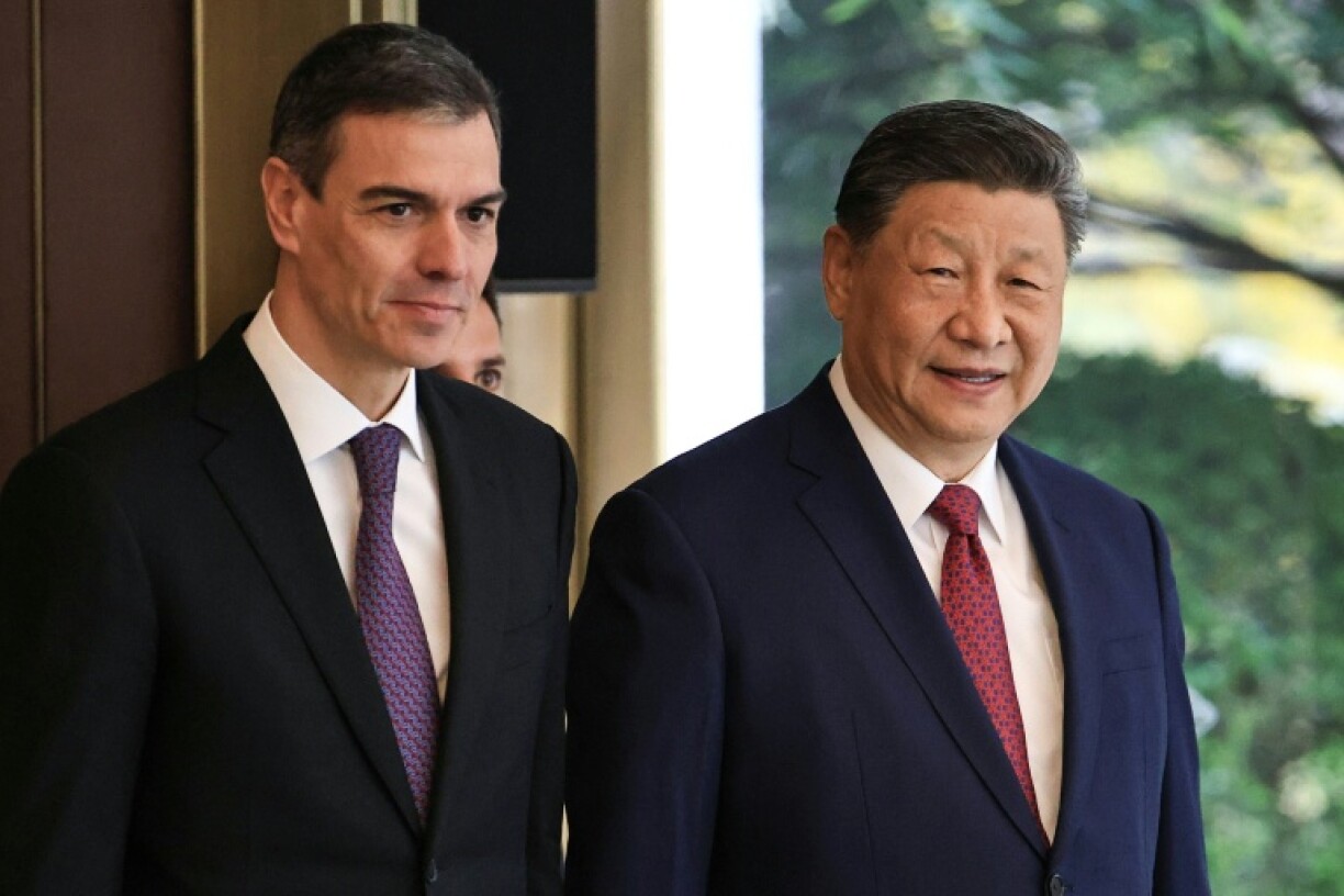 Le président chinois Xi Jinping (d) et le Premier ministre espagnol Pedro Sanchez arrivent à une réunion bilatérale à la résidence Diaoyutai à Pékin, le 11 avril 2025