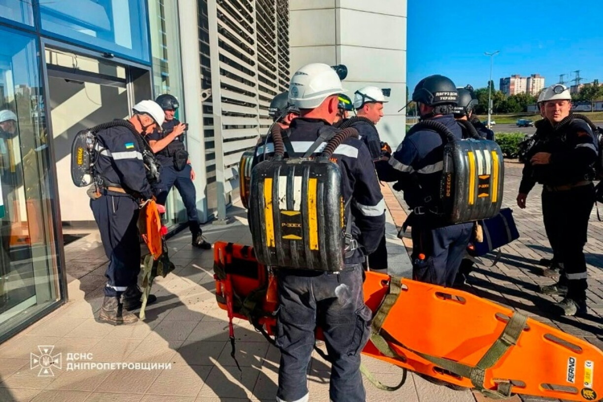 Photo diffusée par le Service d'État ukrainien pour les situations d'urgence, prise le 21 août 2026, montrant des secouristes sur le site d'un centre commercial endommagé par une frappe russe à Kryvyï Rih, en Urkaine