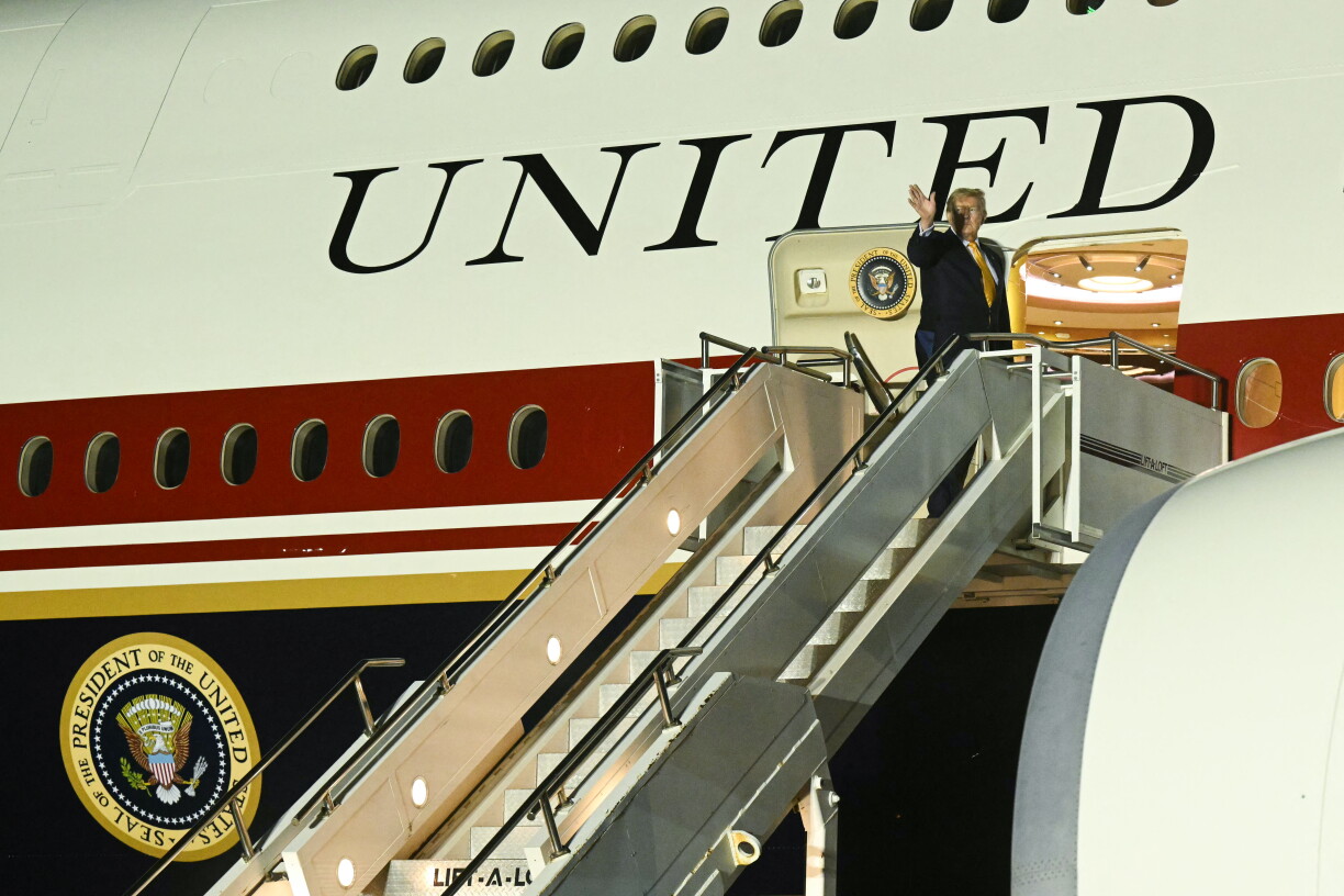 Op der Royal Air Force Base zu Mildenhall am Oste vun England ass den Donald Trump vu senger aler Air Force One an déi nei, déi hie vum Katar geschenkt krut, ëmgeklommen.