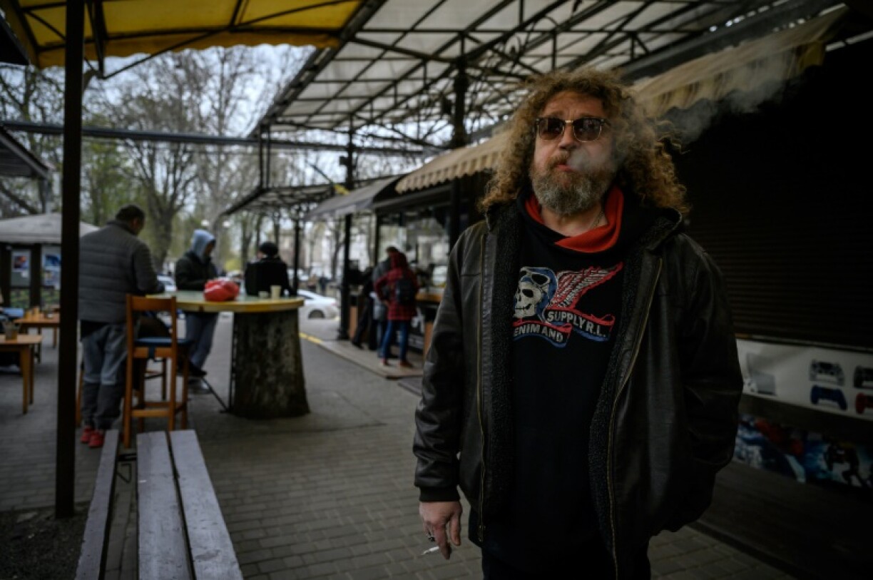 Mikhail Beyzerman, un artiste d'Odessa, dans un marché du port de la ville, le 13 avril 2022
