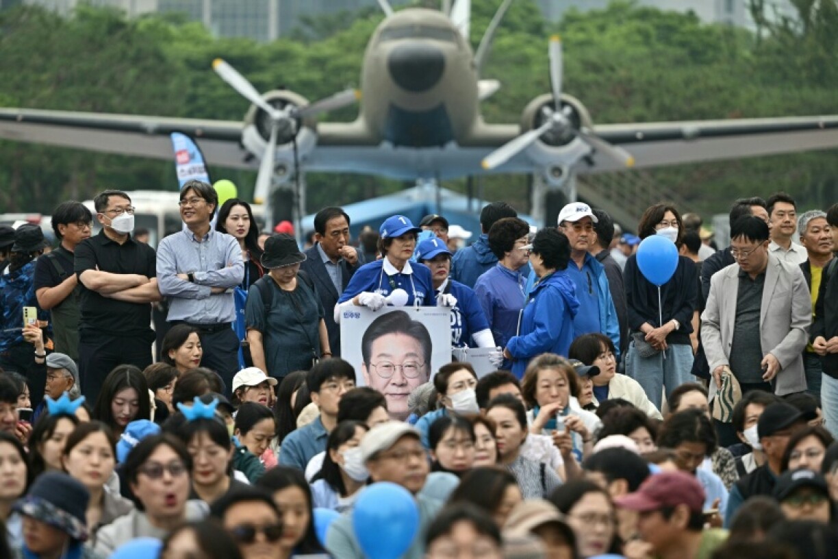 Supporters of Democratic Party candidate Lee Jae-myung gather for his final campaign event
