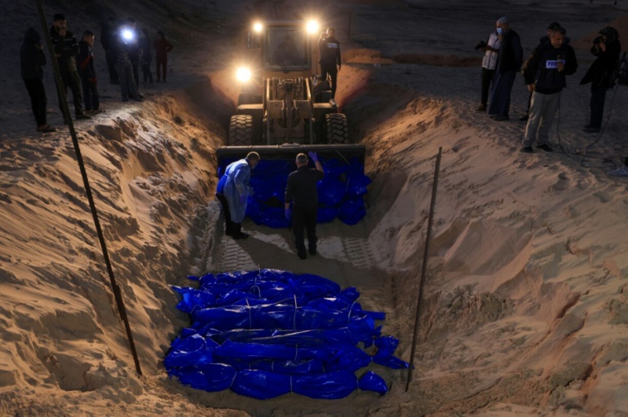 Des Palestiniens tués dans des combats dans le nord de la bande de Gaza sont inhumés dans une fosse commune à Rafah, le 26 décembre 2023