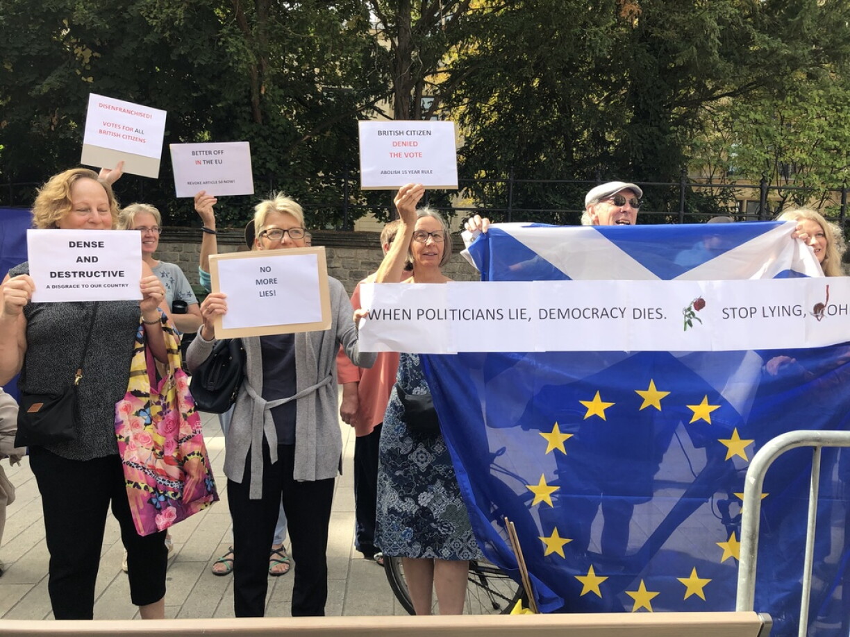 Ee Politiker, deen esou polariséiert, rifft natierlech och Géigner op de Plang.