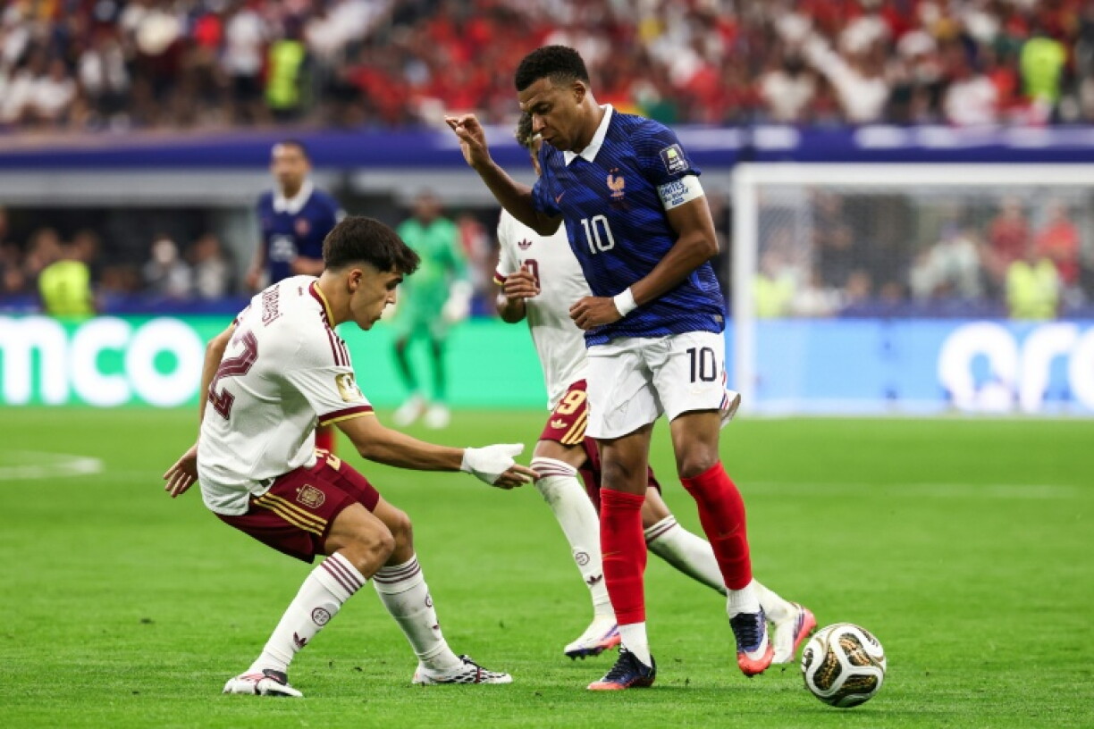 L'attaquant des Bleus Kylian Mbappe face au défenseur espagnol Pau Cubarsi, à Arlington, le 14 juillet 2026