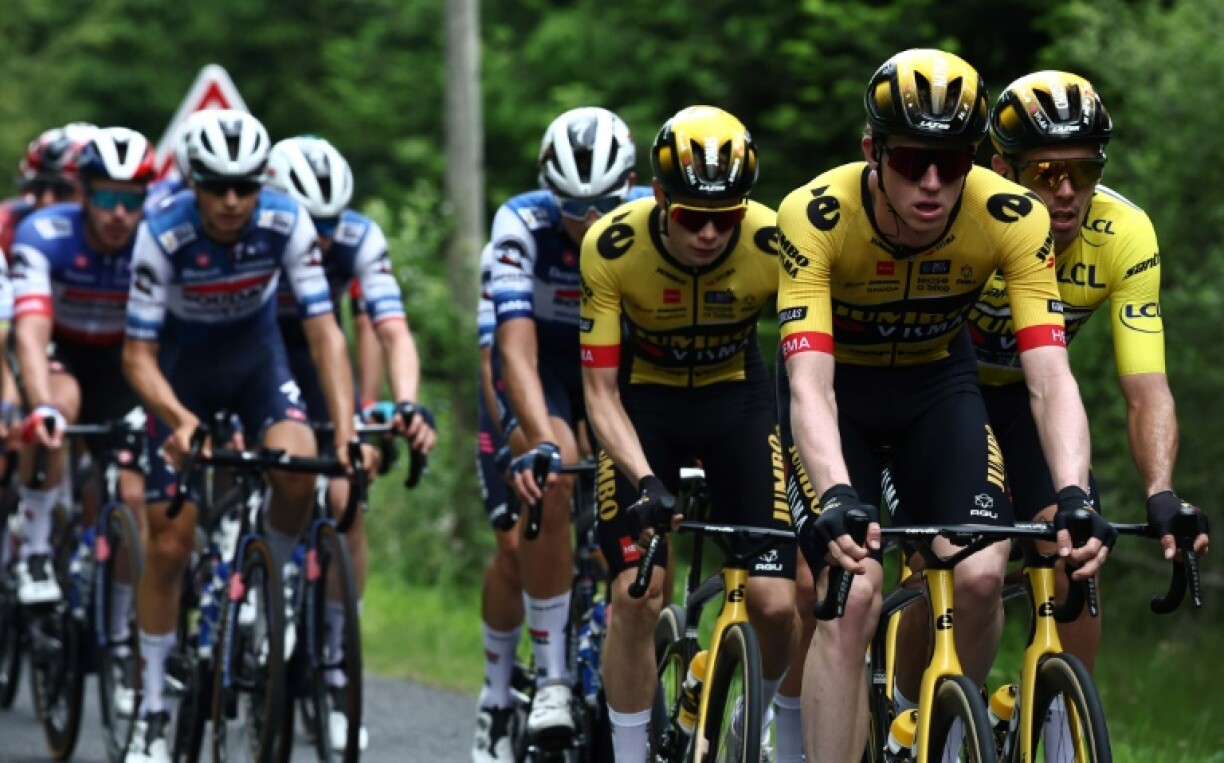 Christophe Laporte, à droite, le 5 juin 2023 lors de la deuxième étape du Critérium du Dauphiné: le Français a conservé son maillot jaune de leader, dans le même temps que Julian Alaphilippe mais le devançant à l'addition des places