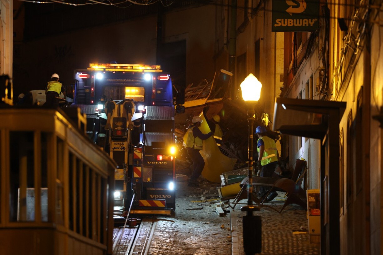 Des ouvriers en train de retirer les débris du funiculaire, jeudi 4 septembre, à Lisbonne.
