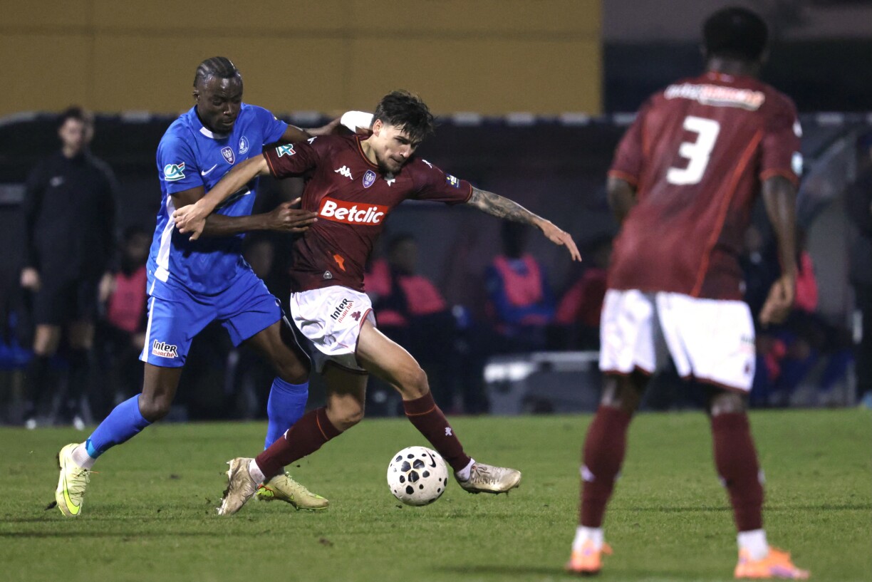 Le milieu de terrain français de Metz, Jessy Deminguet, se bat pour le ballon avec le milieu de terrain franco-sénégalais de Biesheim, Kadiapome Mendy.