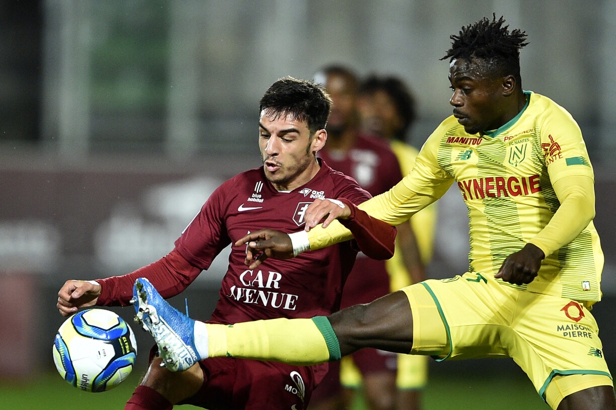 Le désormais ex-défenseur messin Fabien Centonze (à gauche) rejoint au FC Nantes Moses Simon, qu'il a croisé sur les pelouses de Ligue 1.